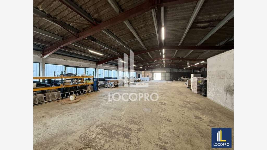 A louer local d'activité 600m² à Cannes accès fac