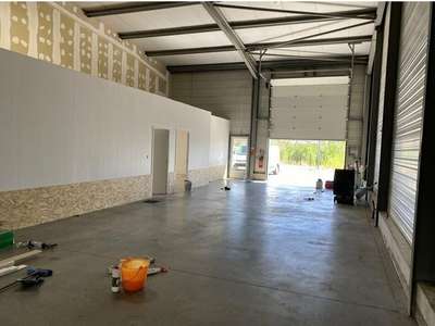 À louer local d'activités de 170m² à Carpentras