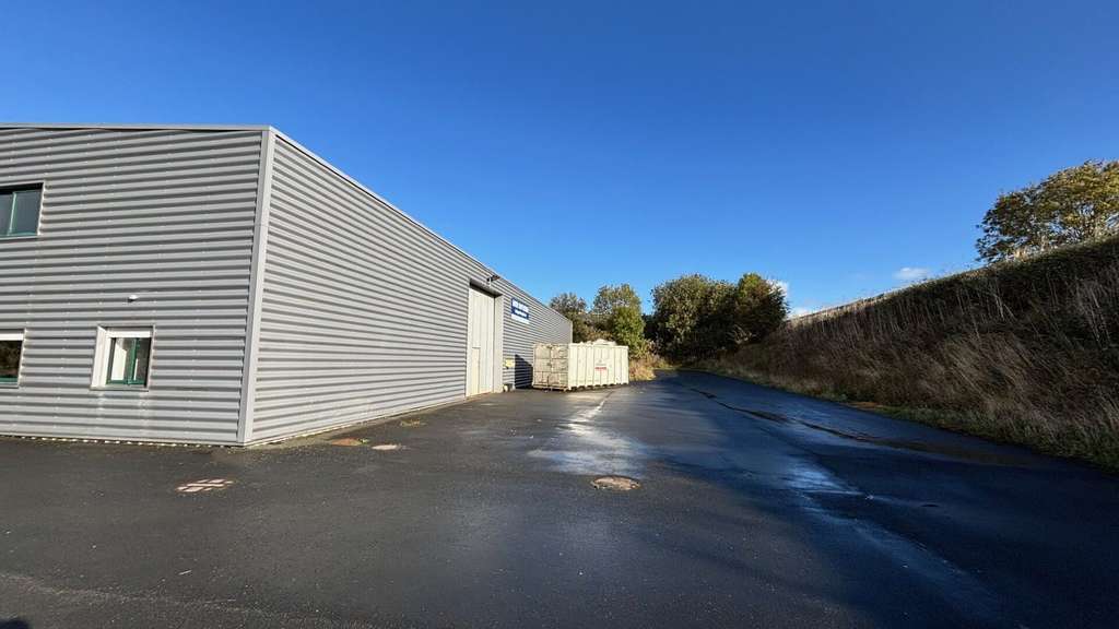 Entrepôt 600m² avec bureaux à louer à Carpiquet