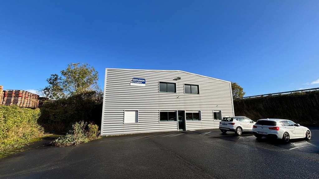 Entrepôt 600m² avec bureaux à louer à Carpiquet