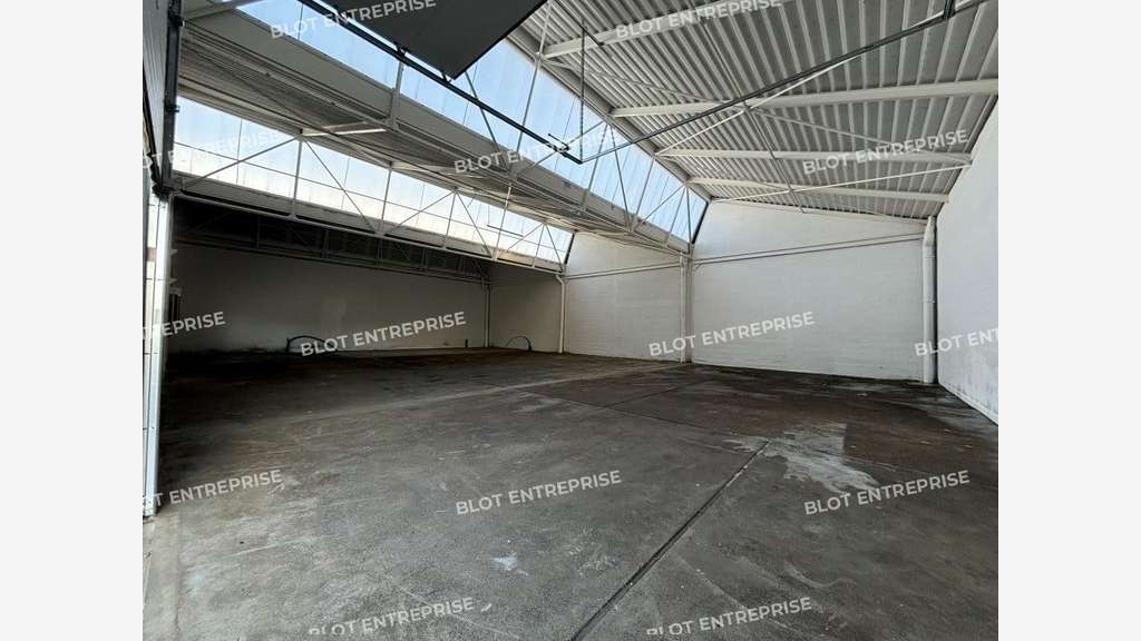 A louer local d'activités 330m² zone de Carquefou