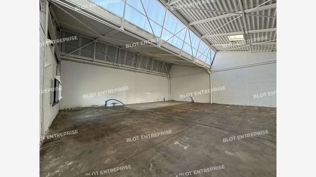 A louer local d'activités 330m² zone de Carquefou