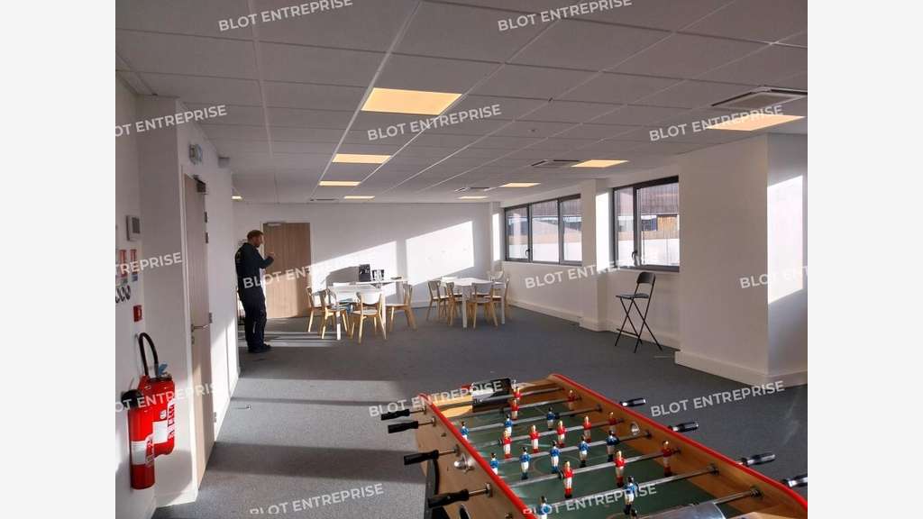 À LOUER - LOCAUX D'ACTIVITÉS - 1 034 m² - CA