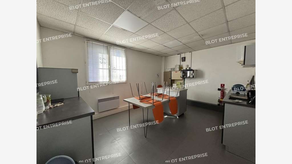 À LOUER - LOCAUX D'ACTIVITÉS - 380 M² - CARQUEFOU