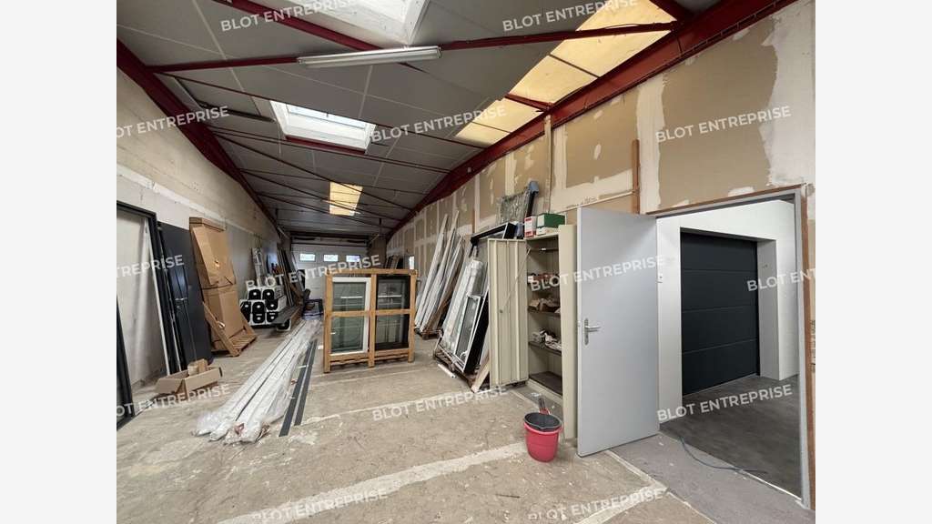 À LOUER - LOCAUX D'ACTIVITÉS - 380 M² - CARQUEFOU