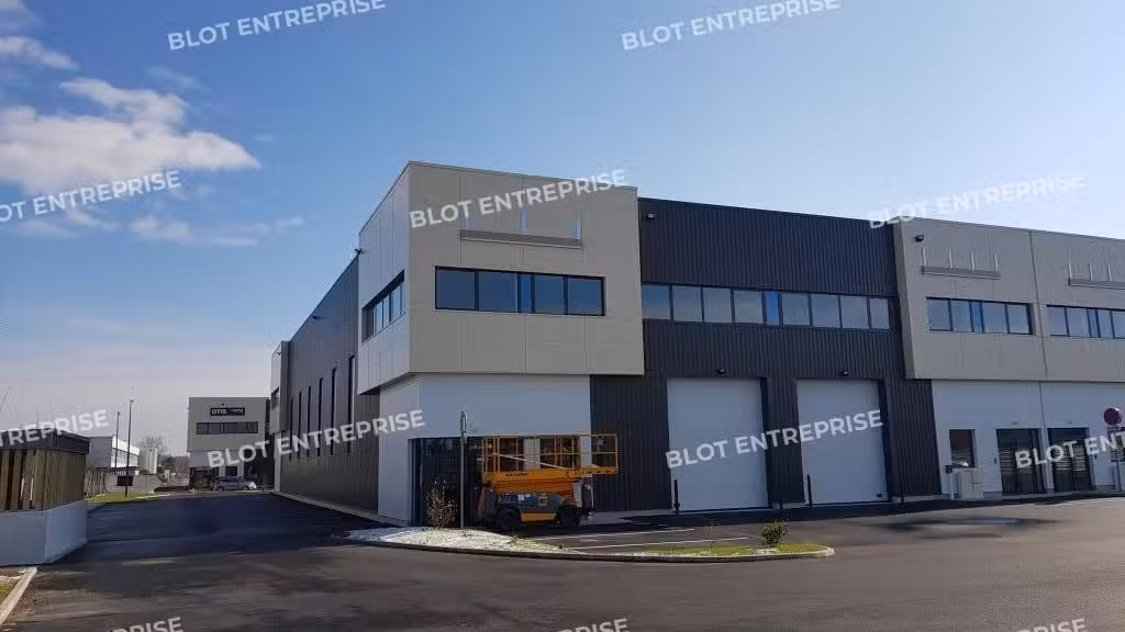 À LOUER - LOCAUX D'ACTIVITÉS - 470 M² - CARQUEFOU