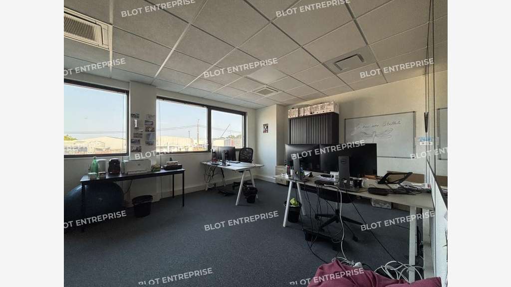 À LOUER - LOCAUX D'ACTIVITÉS - 467 M² - CARQUEFOU