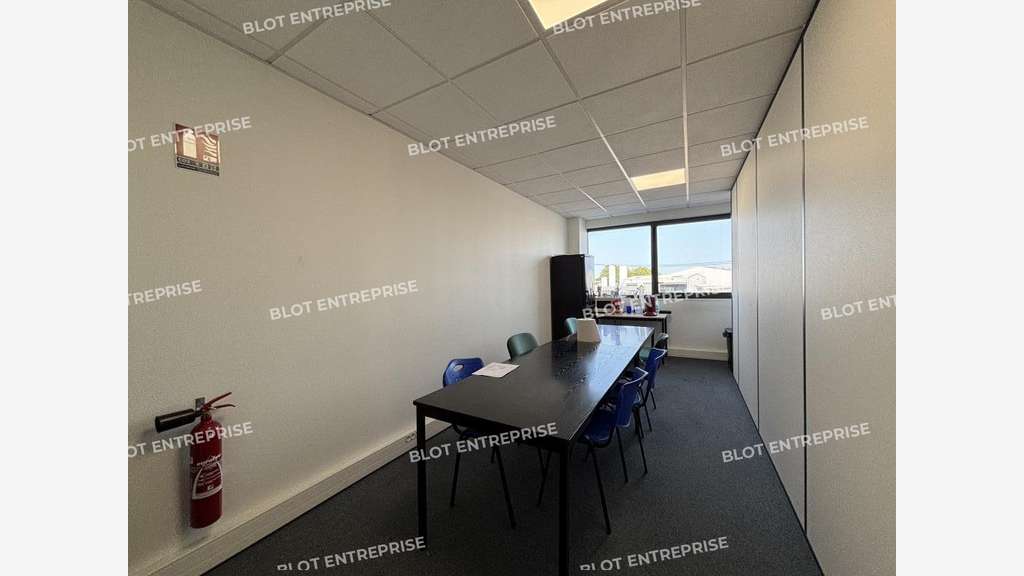 À LOUER - LOCAUX D'ACTIVITÉS - 467 M² - CARQUEFOU