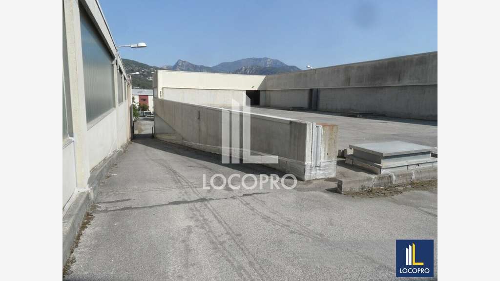 Location local d'activité 1000m² ZI de Carros