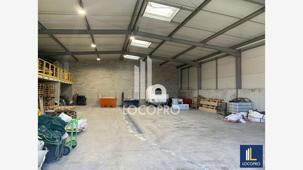 A louer local d'activité de 261m² en za à Carros