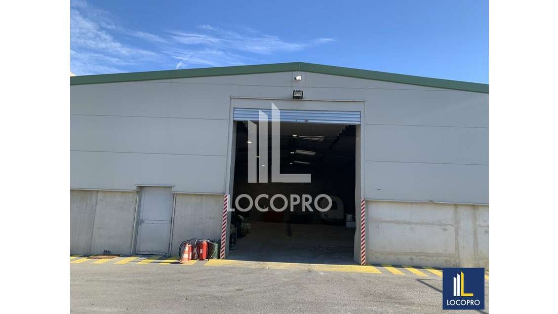 A louer local d'activité de 261m² en za à Carros