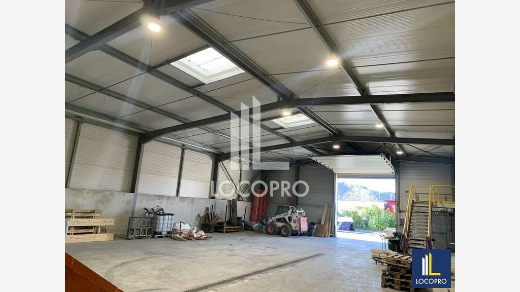 A louer local d'activité de 261m² en za à Carros