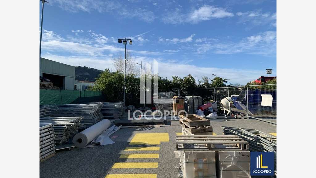 A louer local d'activité de 261m² en za à Carros