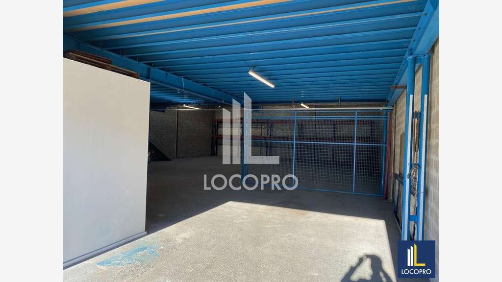 A louer entrepôt de 500m² à Carros