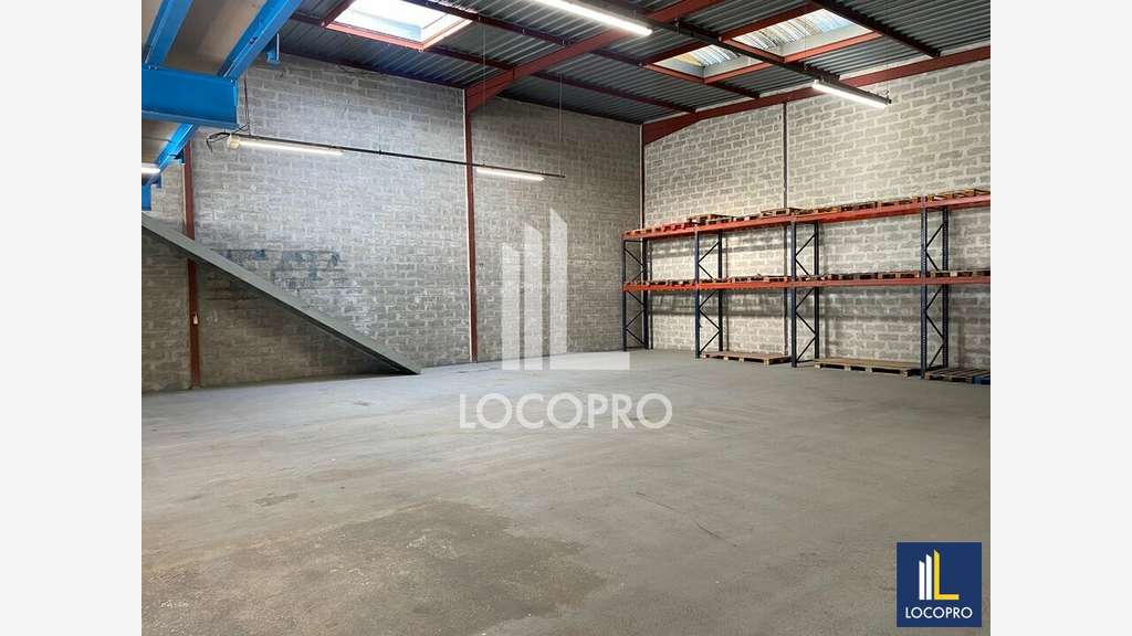 A louer entrepôt de 500m² à Carros