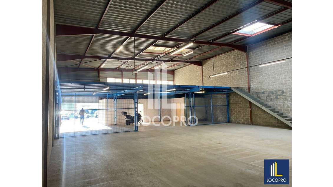 A louer entrepôt de 500m² à Carros