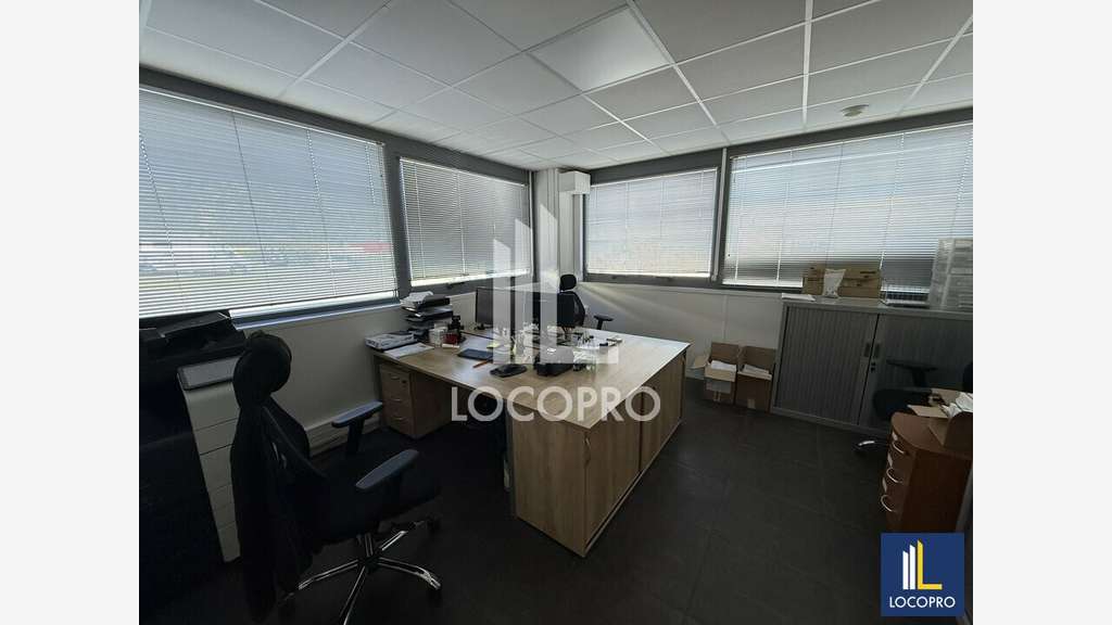 Location entrepôt et bureaux 4594m² à Carros