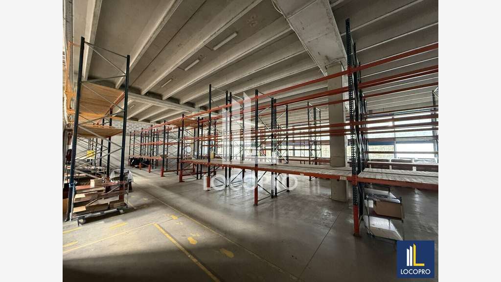 Location entrepôt et bureaux 4594m² à Carros