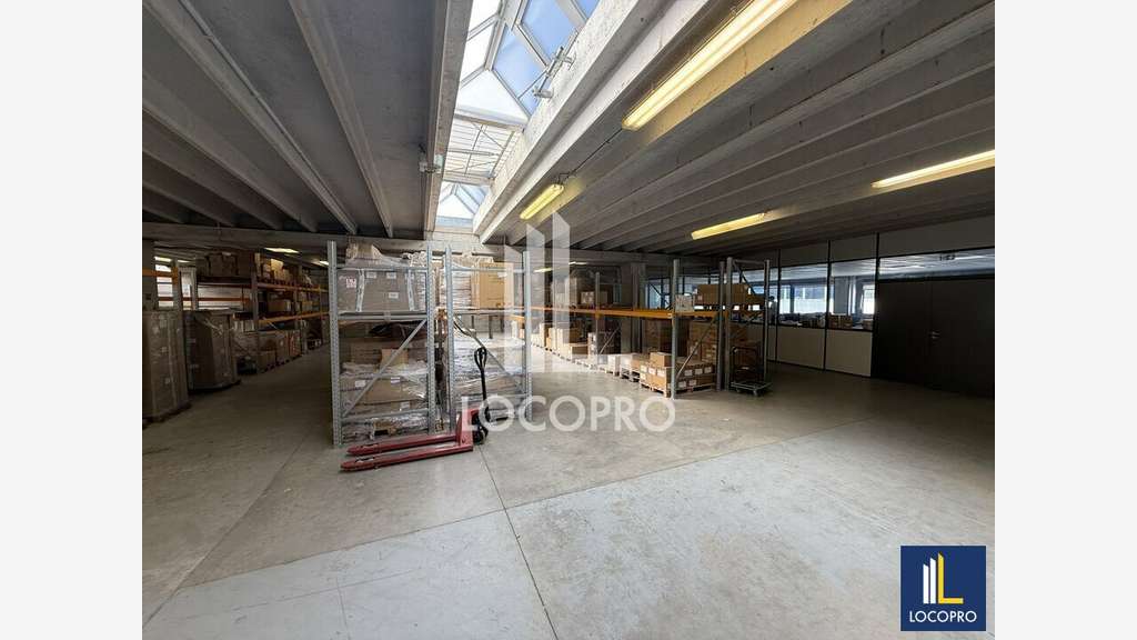 Location entrepôt et bureaux 4594m² à Carros