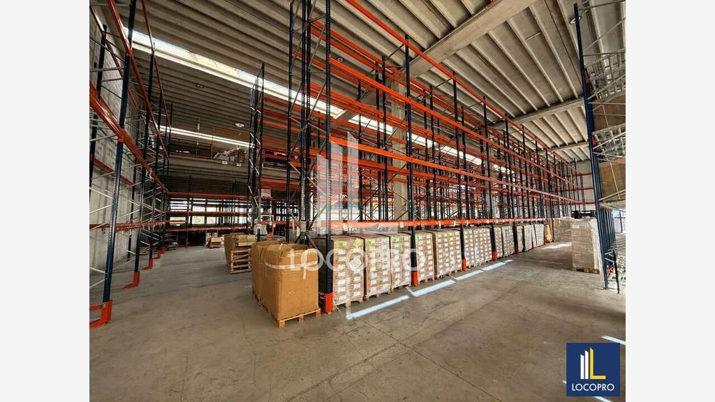 Location entrepôt et bureaux 4594m² à Carros