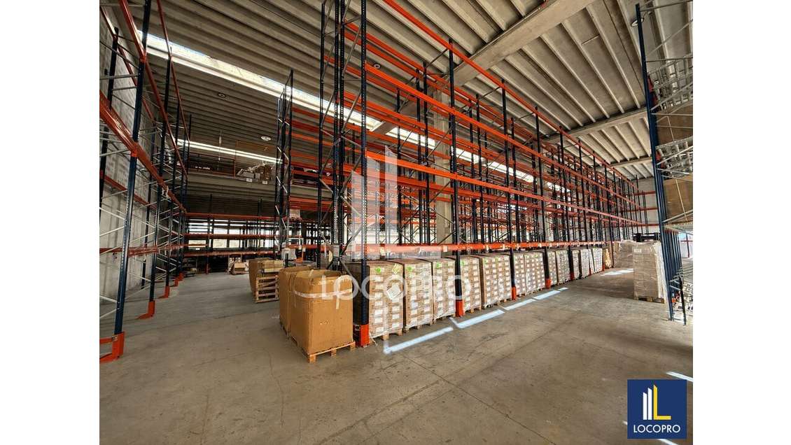 Location entrepôt et bureaux 4594m² à Carros