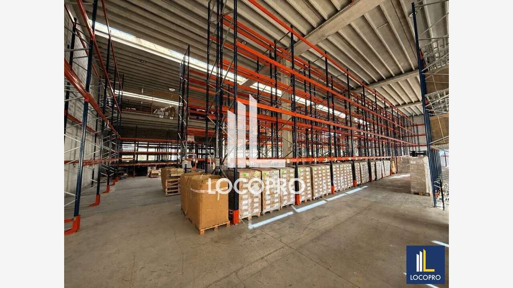 Location local d'activité 2518m² à Carros
