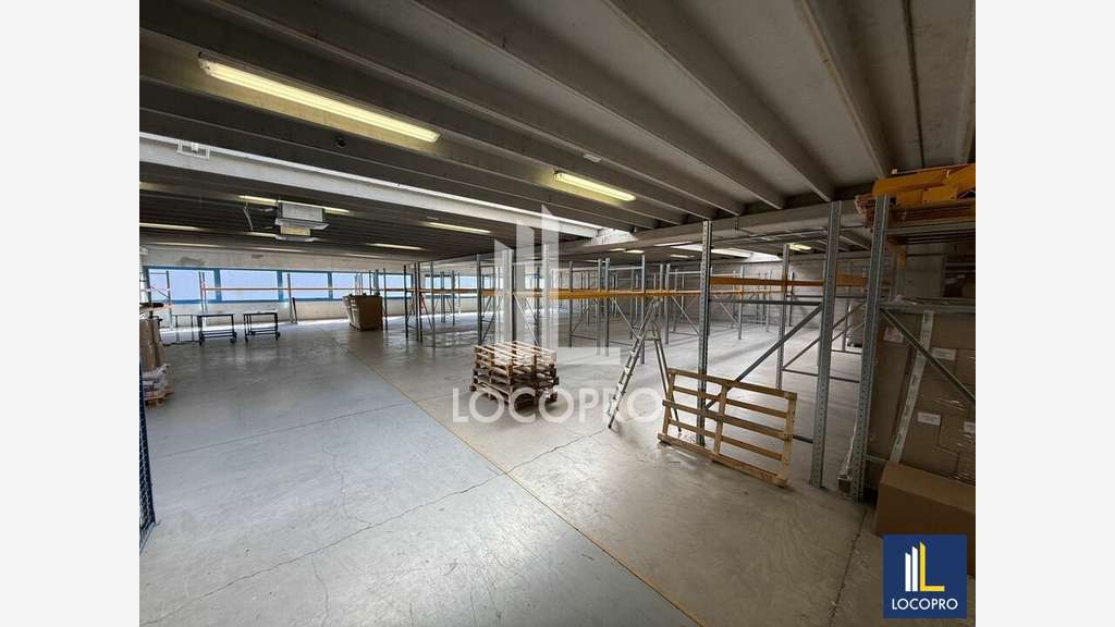 Location local d'activité 2518m² à Carros