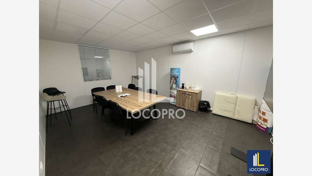 Entrepôt 2076m² à louer à ZI Carros