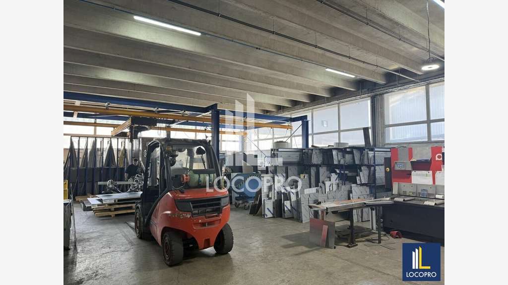 Loue local d'activité de 818m² en zi de Carros