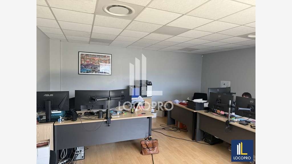 Loue local d'activité de 818m² en zi de Carros