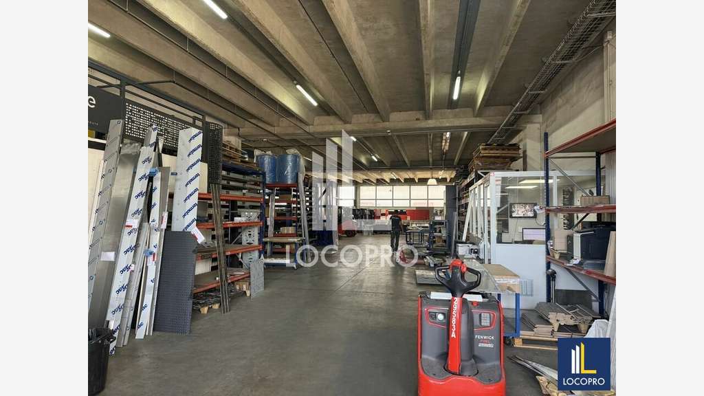 Loue local d'activité de 818m² en zi de Carros