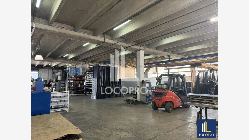 Loue local d'activité de 818m² en zi de Carros