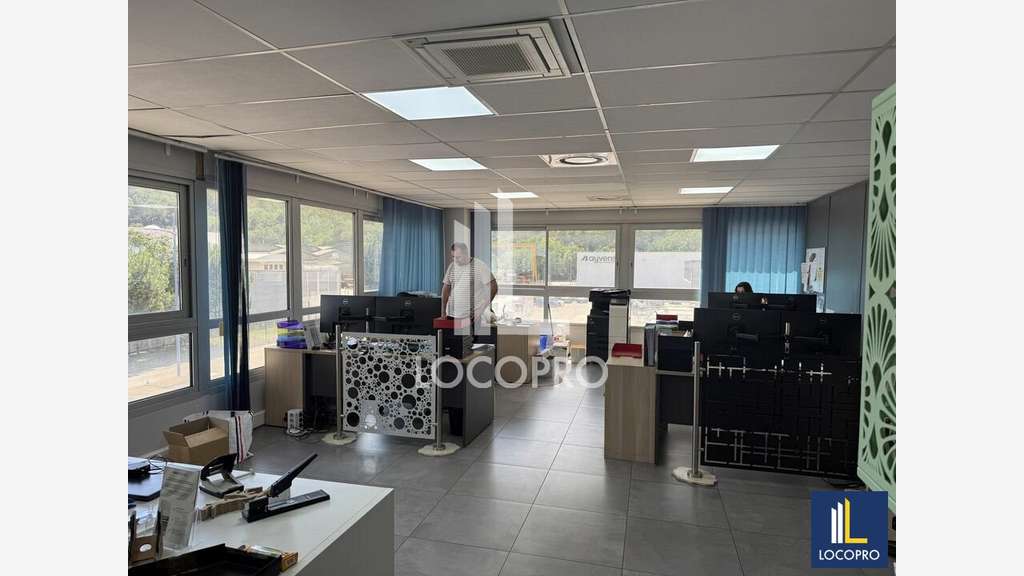 Loue local d'activité de 818m² en zi de Carros