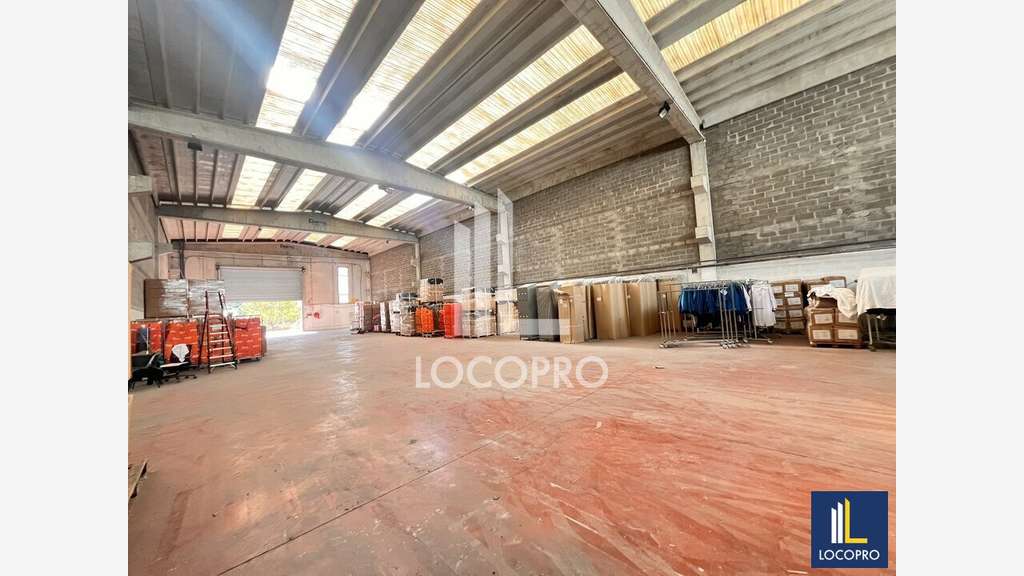 A louer entrepôt 2700m² accès poids lourds Carros
