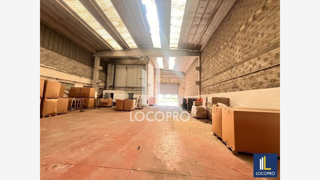 A louer entrepôt 2700m² accès poids lourds Carros