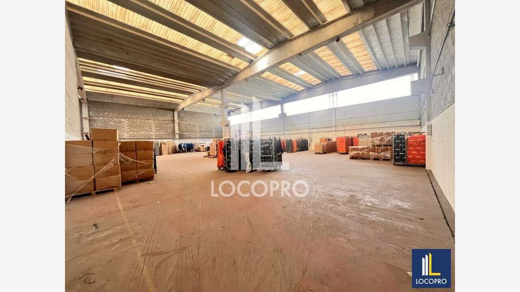A louer entrepôt 2700m² accès poids lourds Carros