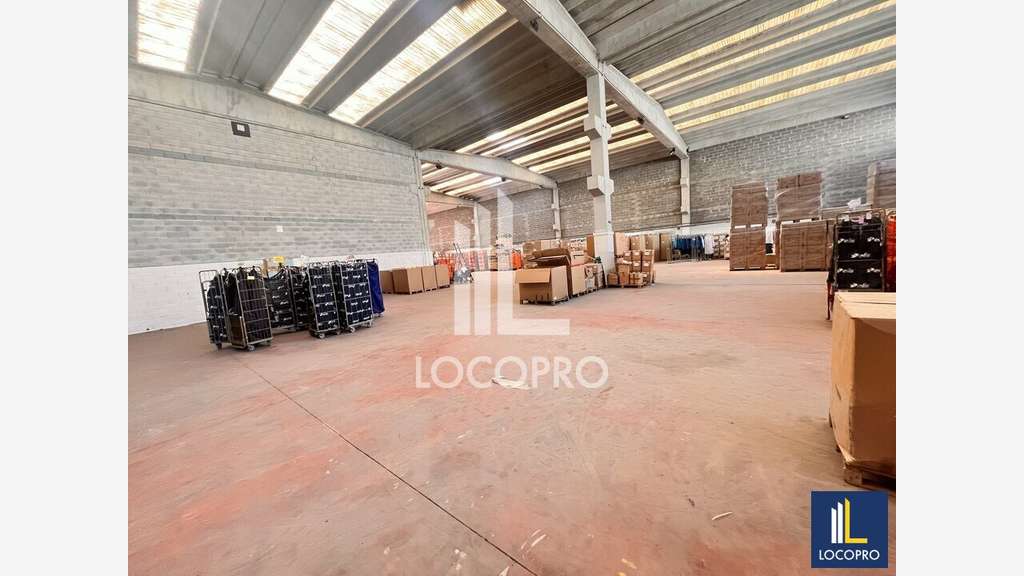 A louer entrepôt 2700m² accès poids lourds Carros