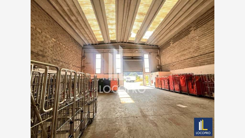 A louer entrepôt 2700m² accès poids lourds Carros