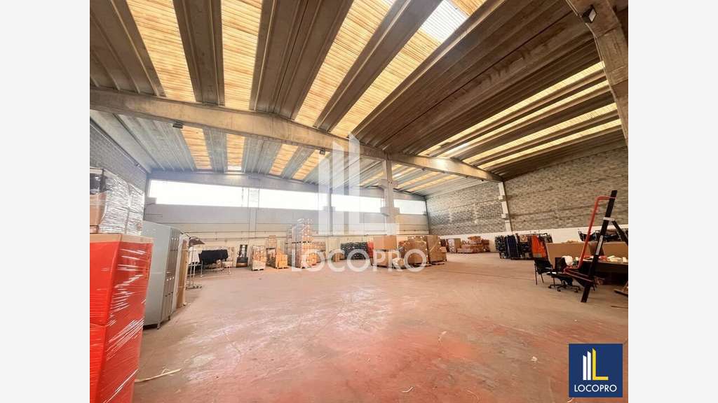 A louer entrepôt 2700m² accès poids lourds Carros