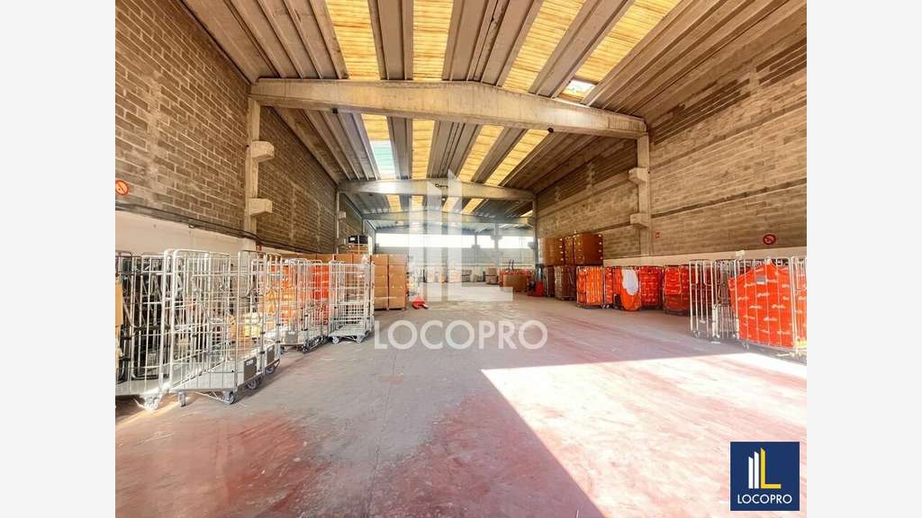 A louer entrepôt 2700m² accès poids lourds Carros