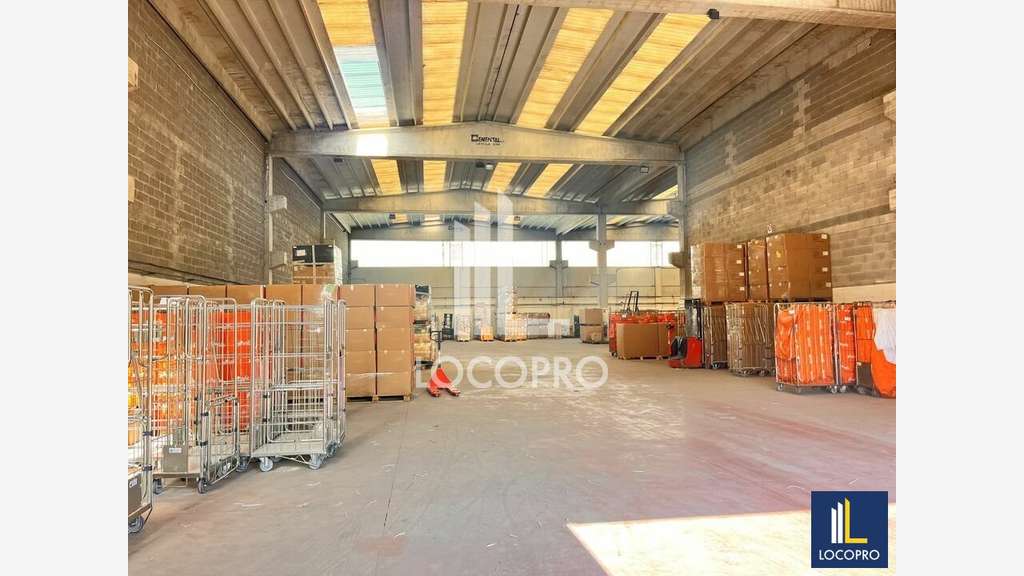 A louer entrepôt 2700m² accès poids lourds Carros