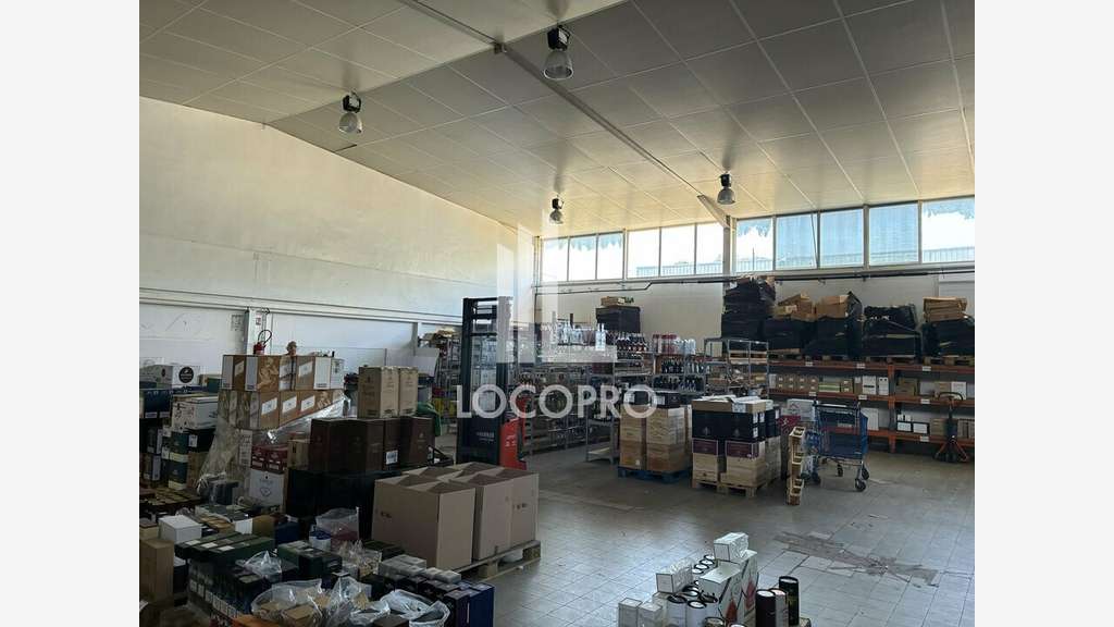Loue espace d'activité 701m² zone dynamique Carros