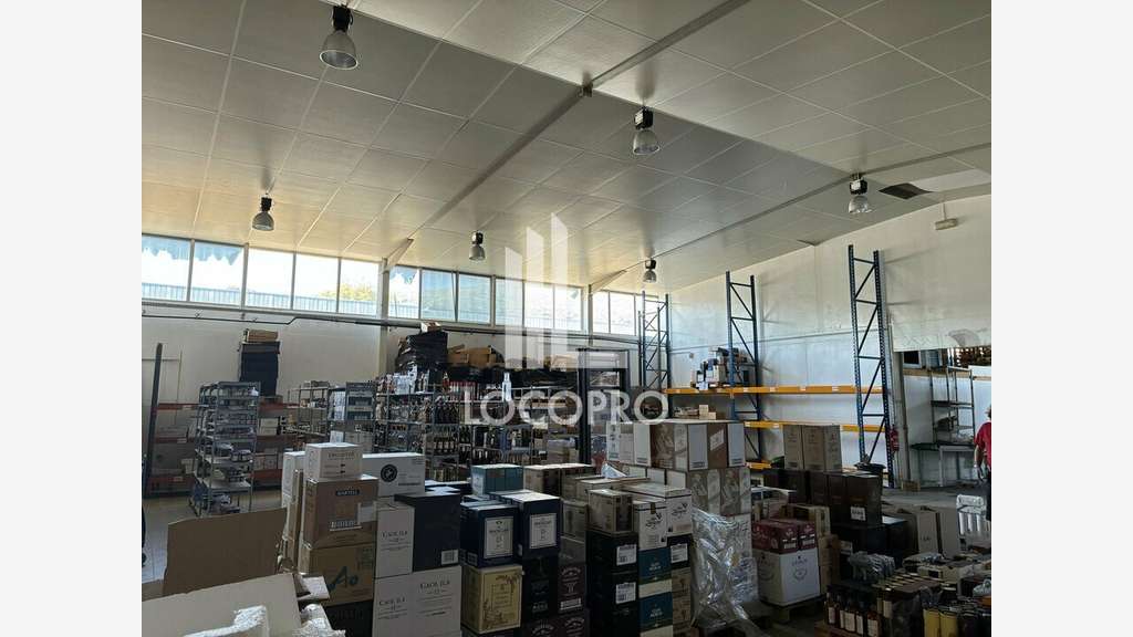Loue espace d'activité 701m² zone dynamique Carros