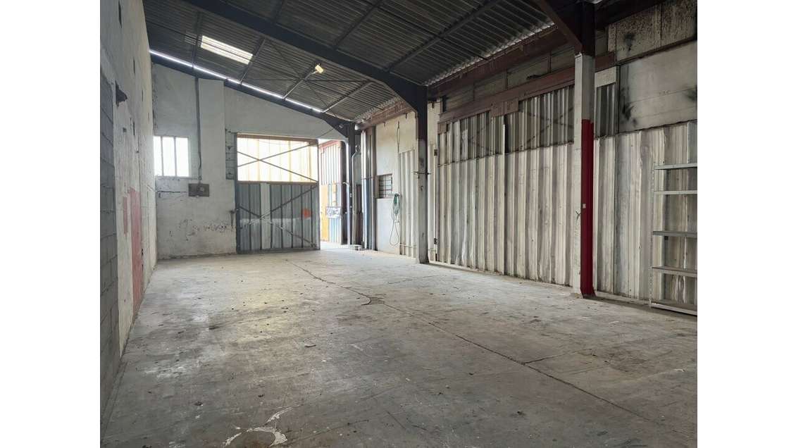 A louer local de stockage 98m² à Castillon-du-Gard