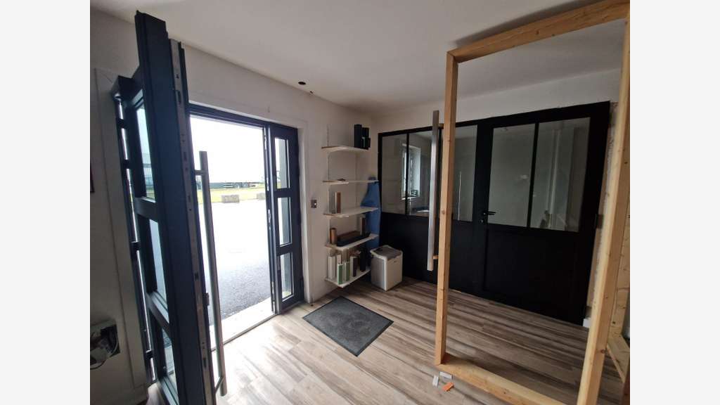 Bâtiment 1200m² à louer ZA Castine-en-Plaine