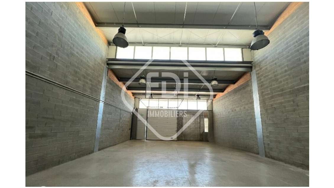 Local 240m² à louer à Castries Via Domitia