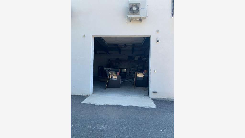 Loue local professionnel entrepôt 210m² à Castries
