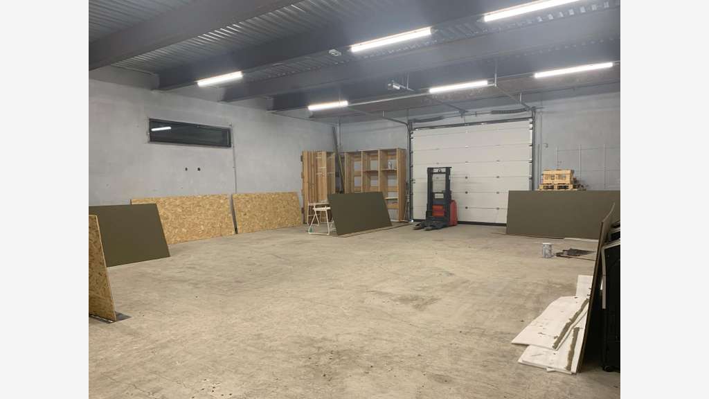 Loue local professionnel entrepôt 210m² à Castries