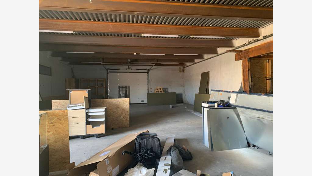 Loue local professionnel entrepôt 210m² à Castries