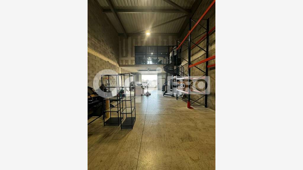 Local d'activité 145m² à louer ZAC de Castries
